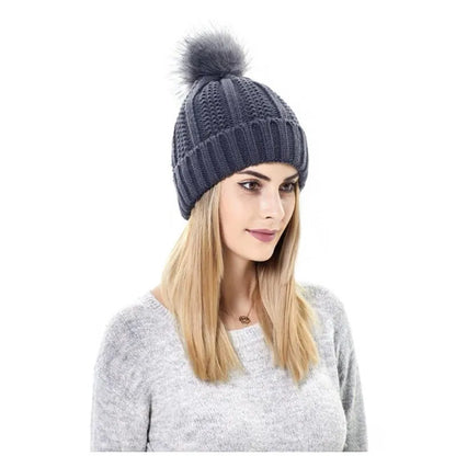 Chloe – Gorro de punto suave con pompón para mujer