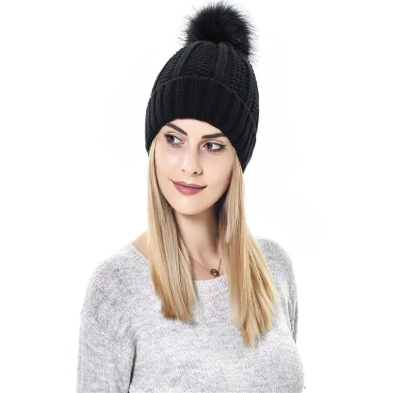 Chloe – Gorro de punto suave con pompón para mujer