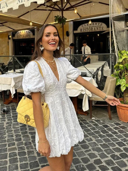 Clara – Vestido de lino con volantes bordados