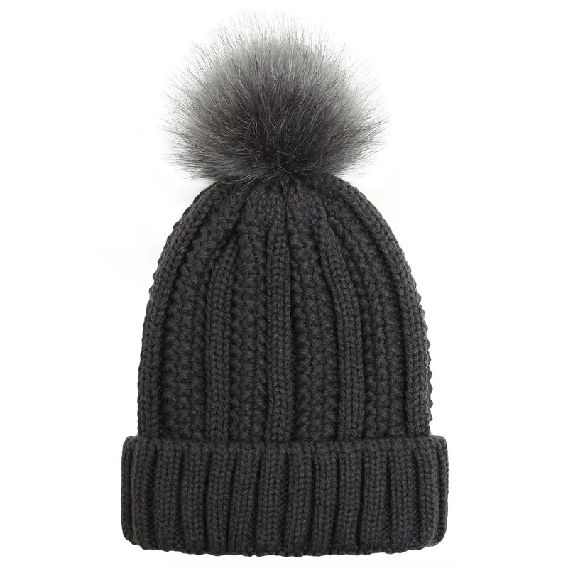 Chloe – Gorro de punto suave con pompón para mujer