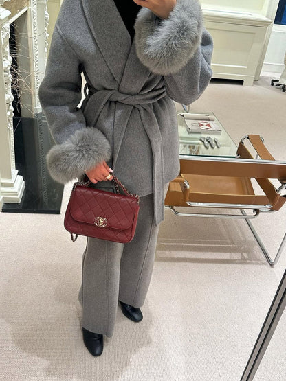 Siena – Abrigo envolvente con cinturón y puños de pelo sintético para mujer