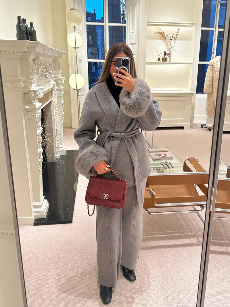 Siena – Abrigo envolvente con cinturón y puños de pelo sintético para mujer