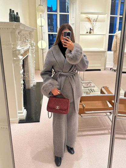 Siena – Abrigo envolvente con cinturón y puños de pelo sintético para mujer