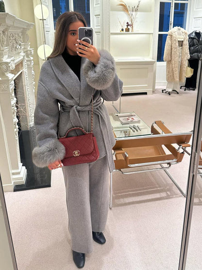 Siena – Abrigo envolvente con cinturón y puños de pelo sintético para mujer