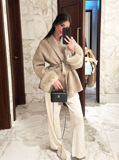 Siena – Abrigo envolvente con cinturón y puños de pelo sintético para mujer