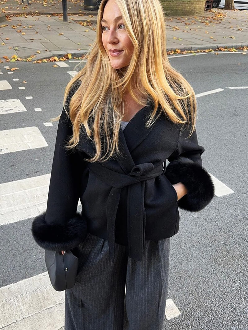 Siena – Abrigo envolvente con cinturón y puños de pelo sintético para mujer