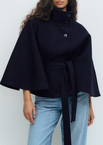 Adriana - Capa corta de mujer con cinturón y cuello alto