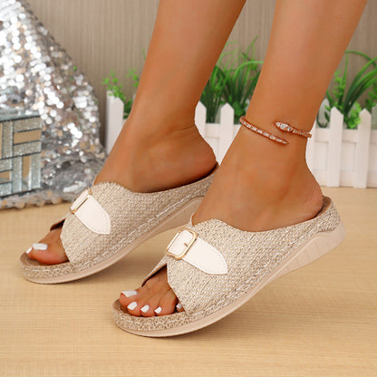 Lina – Sandalias planas tipo mule con hebilla decorativa y diseño entrelazado