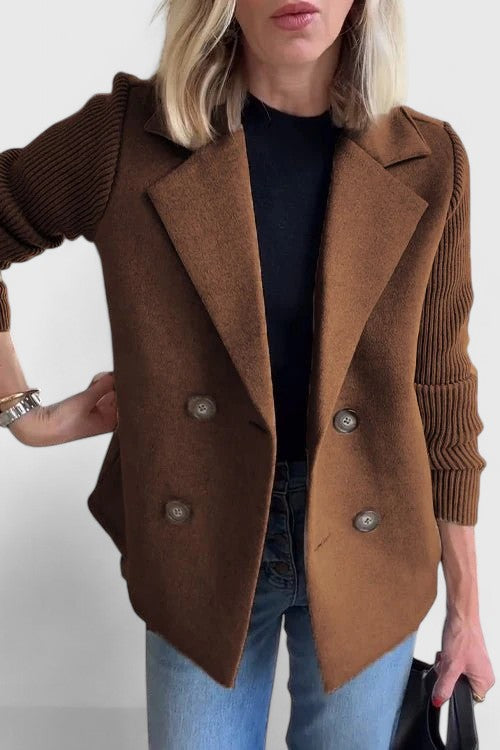 Marisela – Chaqueta estructurada con solapa y botones frontales