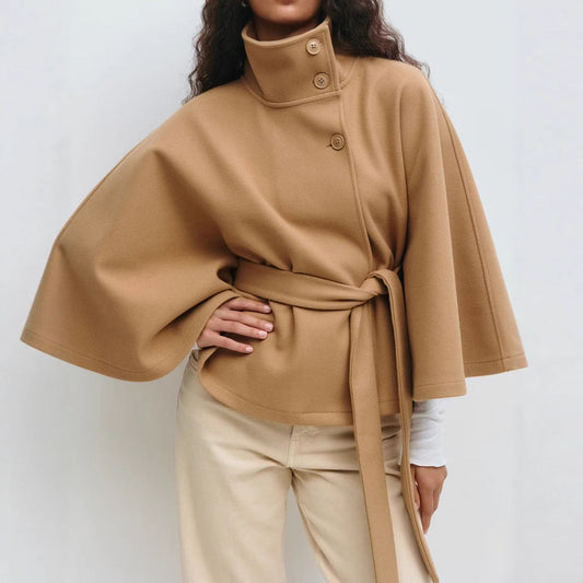 Adriana - Capa corta de mujer con cinturón y cuello alto