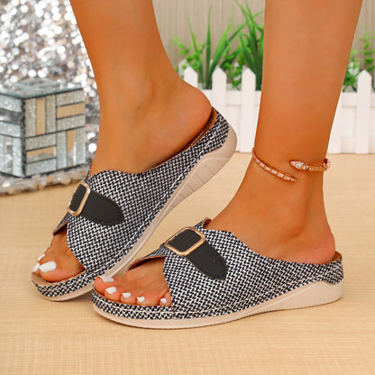 Lina – Sandalias planas tipo mule con hebilla decorativa y diseño entrelazado