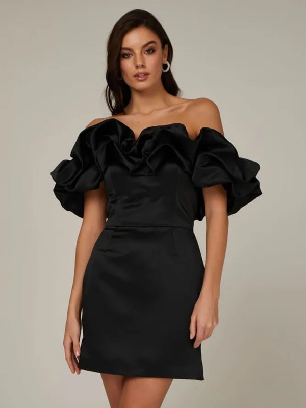 Madison | Vestido de satén con hombros descubiertos y volantes