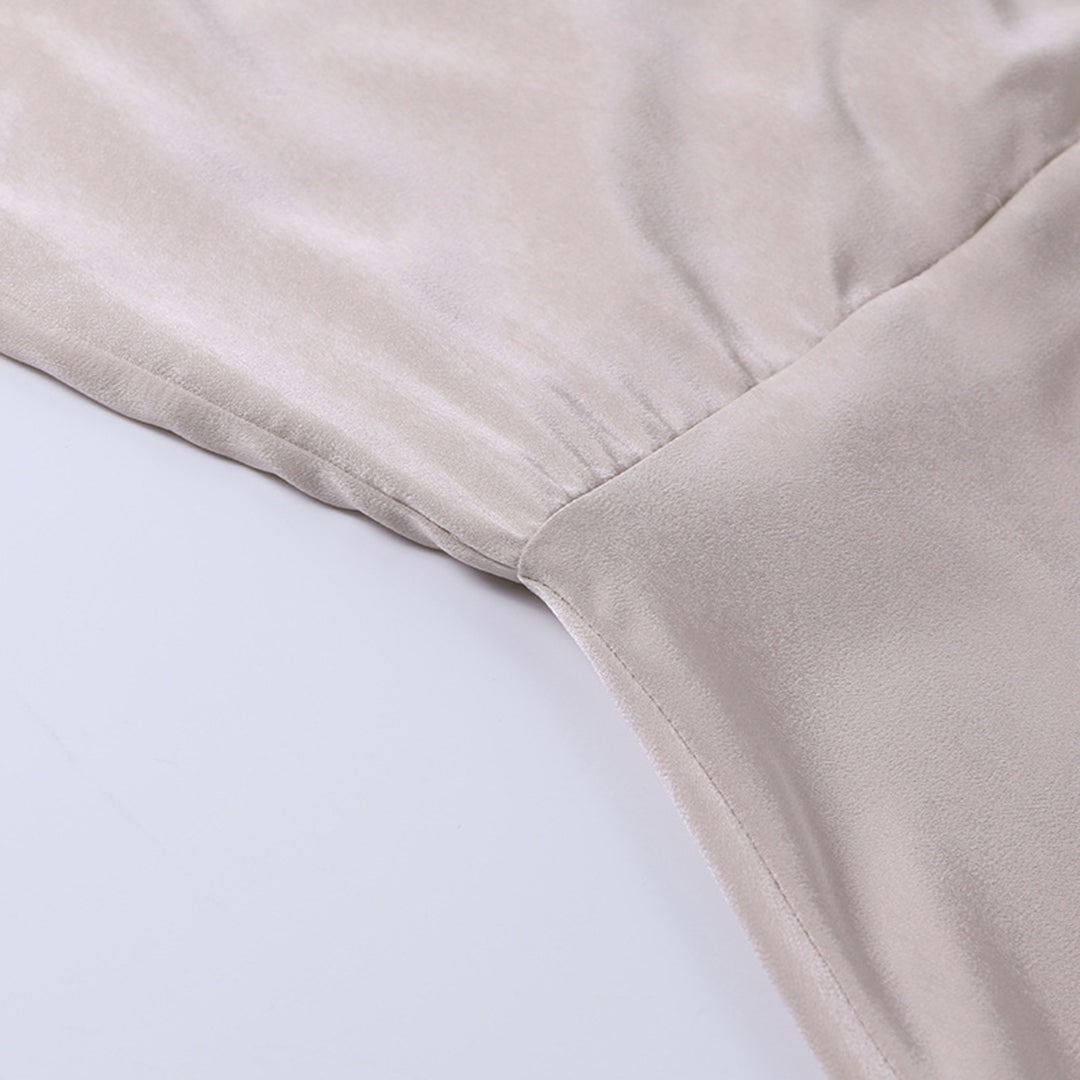 Daniela – Vestido satinado con abertura lateral y escote drapeado para mujer