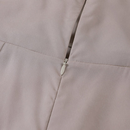 Daniela – Vestido satinado con abertura lateral y escote drapeado para mujer