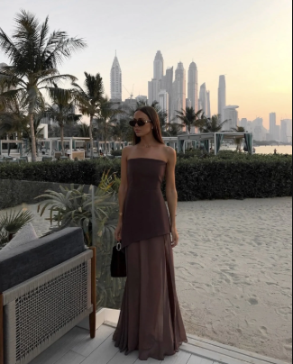 Adriana – Vestido largo asimétrico con abertura