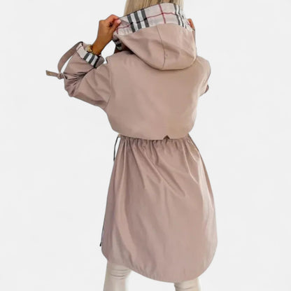 Jimena – Gabardina ligera con capucha y diseño moderno